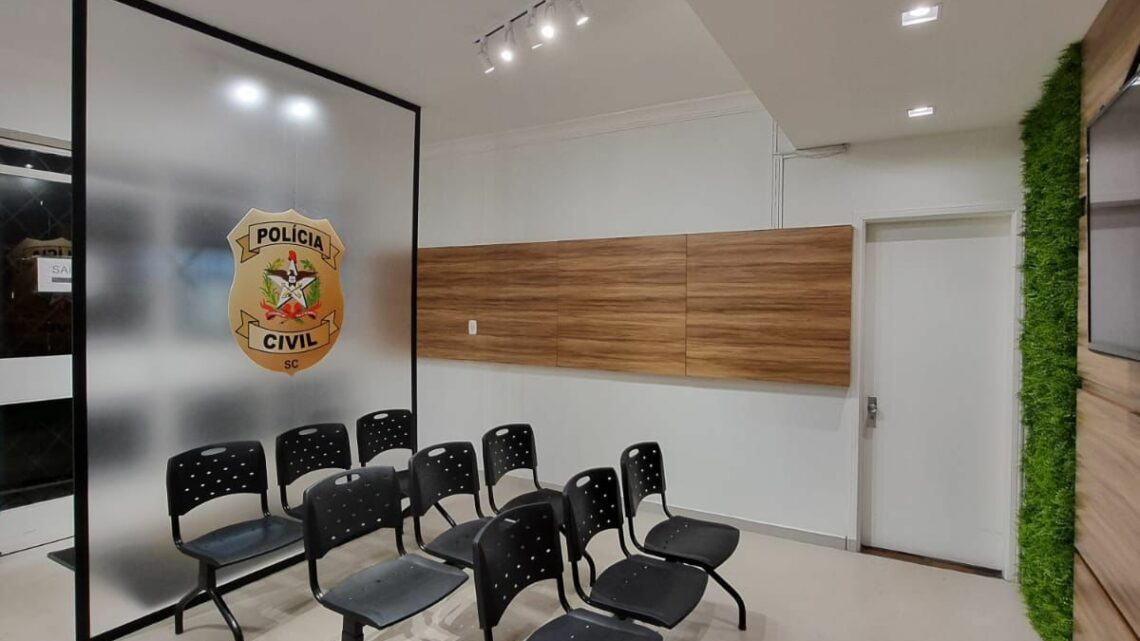 Parceria local entre Polícia Civil, Legislativo Municipal e empresariado resulta na revitalização de sala de atendimento da DPCAMI de Chapecó Parceria local entre Polícia Civil, Legislativo Municipal e empresariado resulta na revitalização de sala de atendimento da DPCAMI de Chapecó