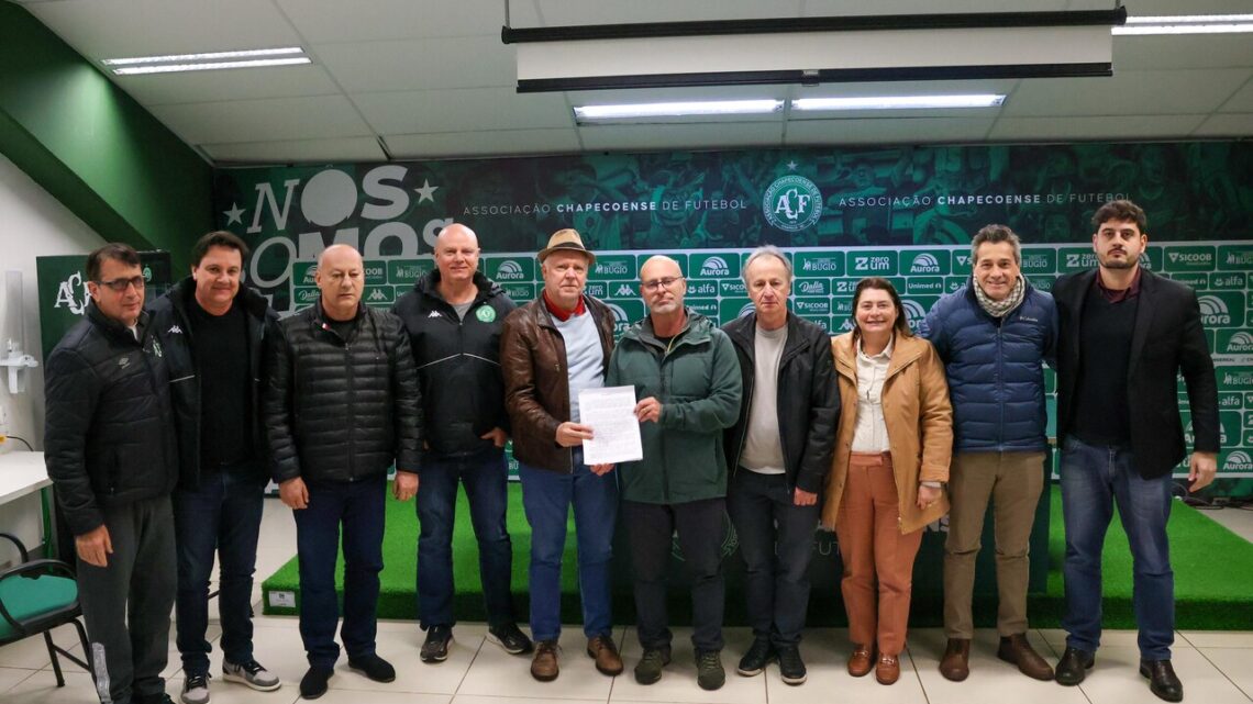 Presidente da Chapecoense renuncia, mas diretoria faz abaixo-assinado pra que ele fique