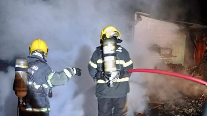 Incêndio destrói casa no interior de Riqueza