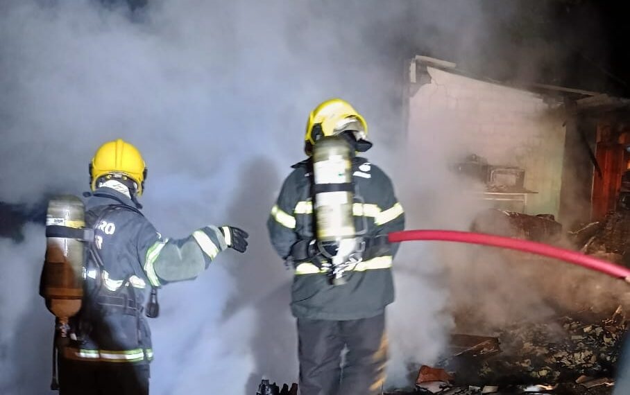 Incêndio destrói casa no interior de Riqueza