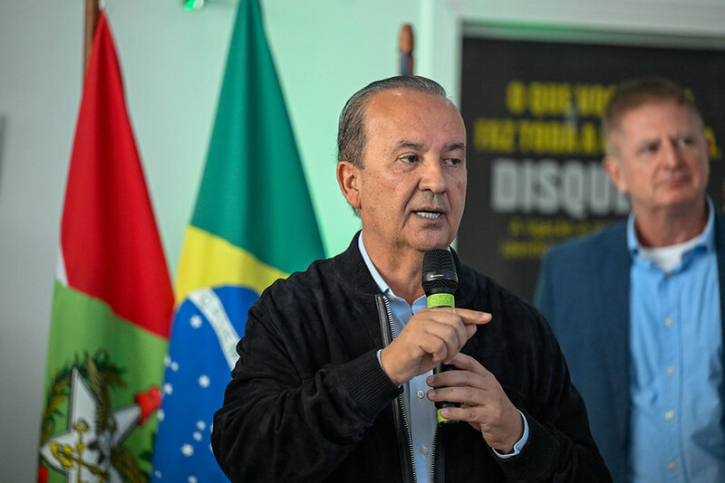 Jorginho anuncia aumento de 11% para os professores estaduais Jorginho anuncia aumento de 11% para os professores estaduais