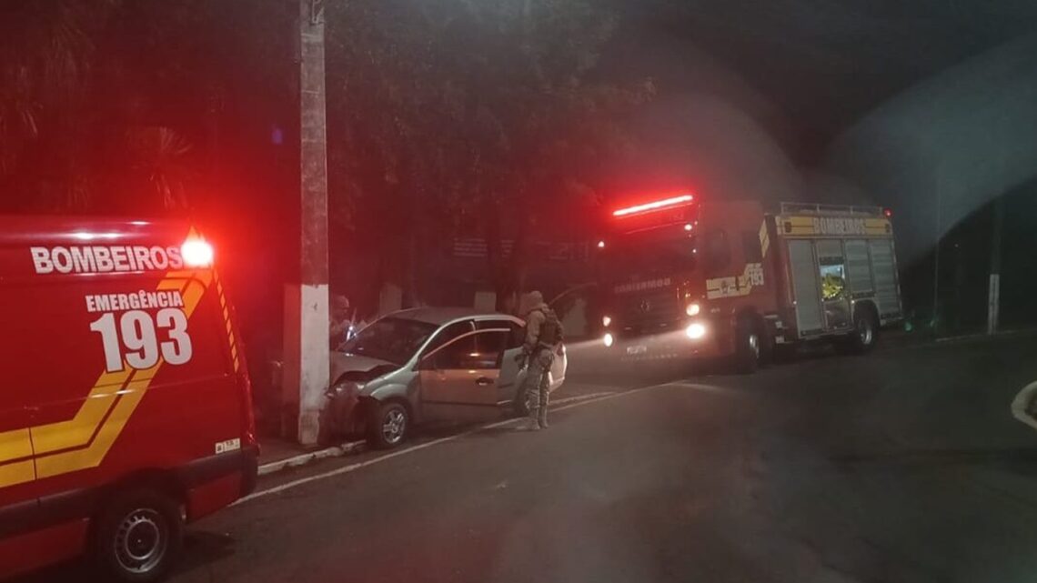 Motorista bate de frente em poste no centro de Itapiranga Motorista bate de frente em poste no centro de Itapiranga