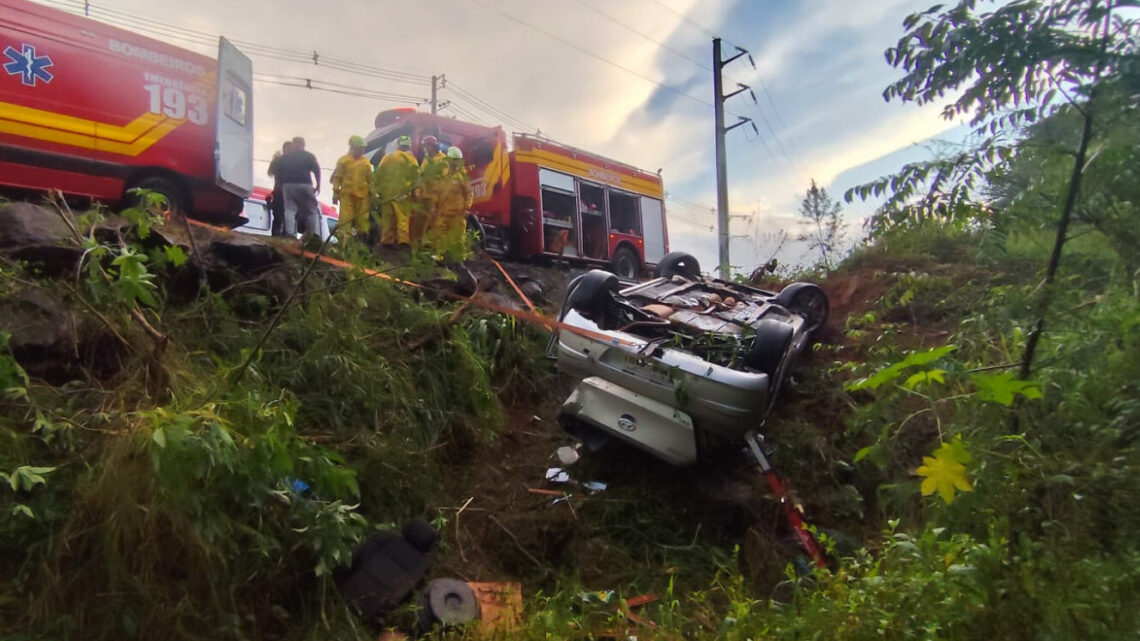 Motorista fica preso após capotar carro no Contorno Viário em Chapecó Motorista fica preso após capotar carro no Contorno Viário em Chapecó