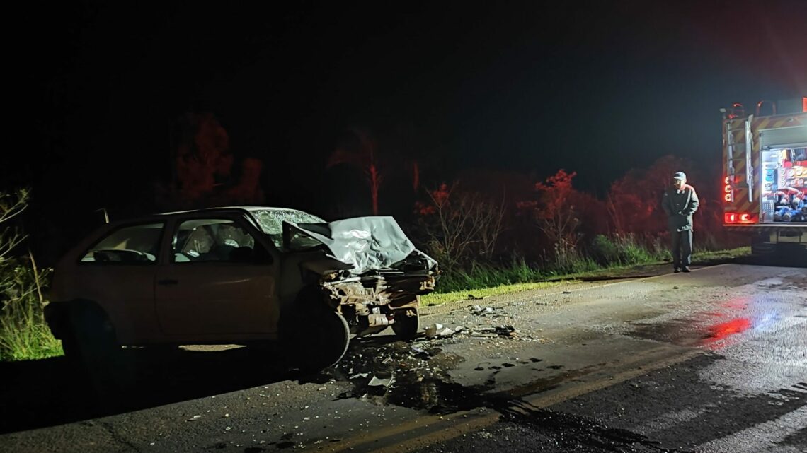 Motorista morre preso às ferragens ao colidir com caminhão na BR-163 Motorista morre preso às ferragens ao colidir com caminhão na BR-163