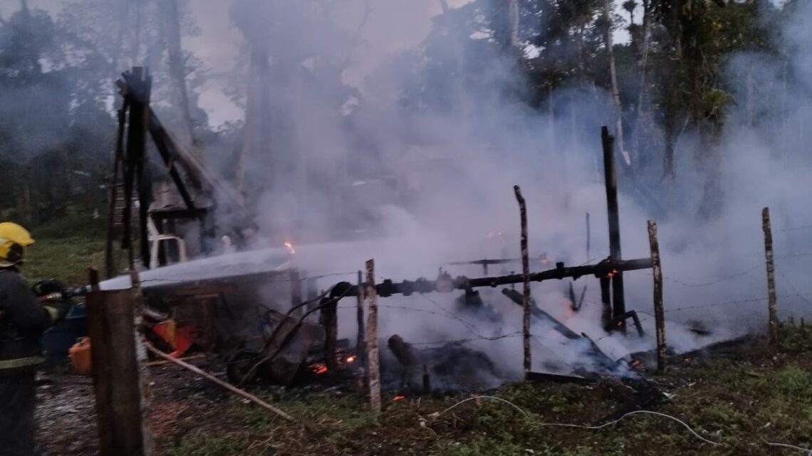Mulher é resgatada de residência em chamas em Itapoá Mulher é resgatada de residência em chamas em Itapoá