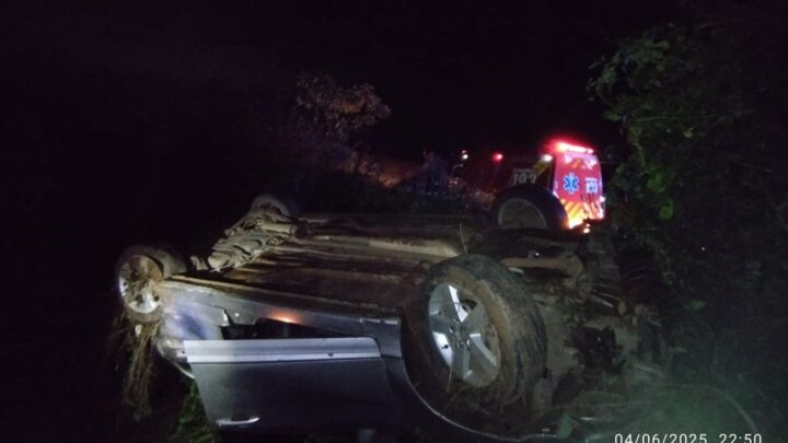Mulher sai de pista e capota carro em barranco na BR-282