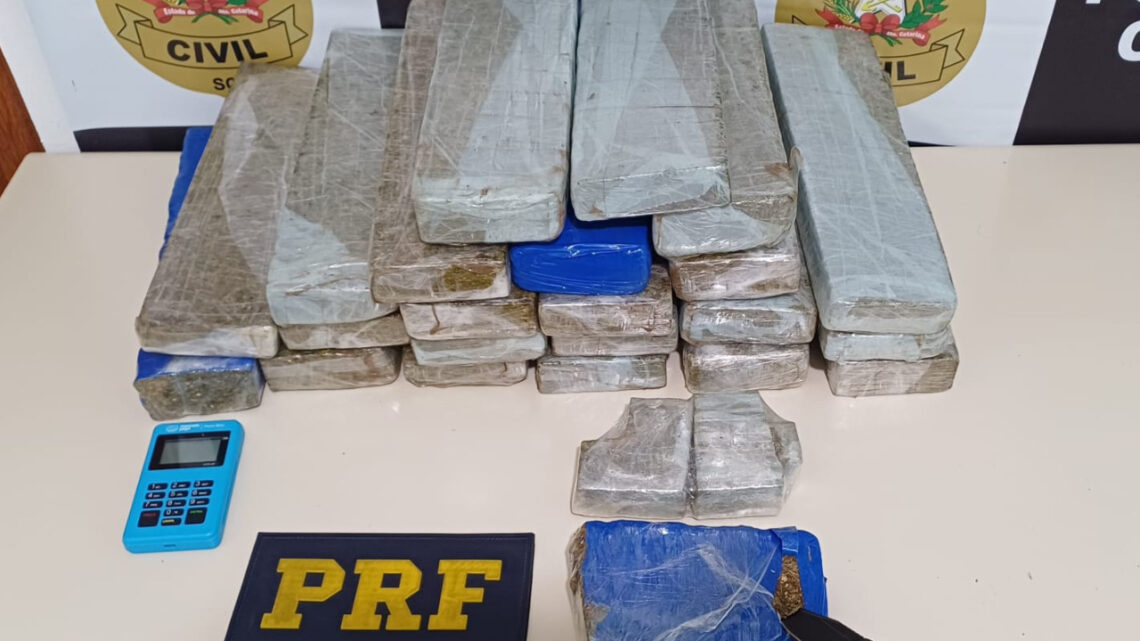PRF apreende 20 Kg maconha e prende envolvidos por tráfico e corrupção de menores na Serra PRF apreende 20 Kg maconha e prende envolvidos por tráfico e corrupção de menores na Serra