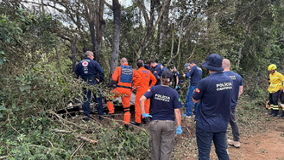 Tragédia aérea em SC: três corpos são encontrados abraçados; relata delegado-geral Tragédia aérea em SC: três corpos são encontrados abraçados; relata delegado-geral