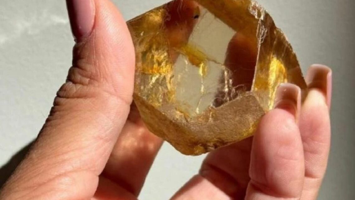 Garimpeiros encontram diamante de 646 quilates em Minas e pedra pode valer mais de R$ 16 milhões Garimpeiros encontram diamante de 646 quilates em Minas e pedra pode valer mais de R$ 16 milhões