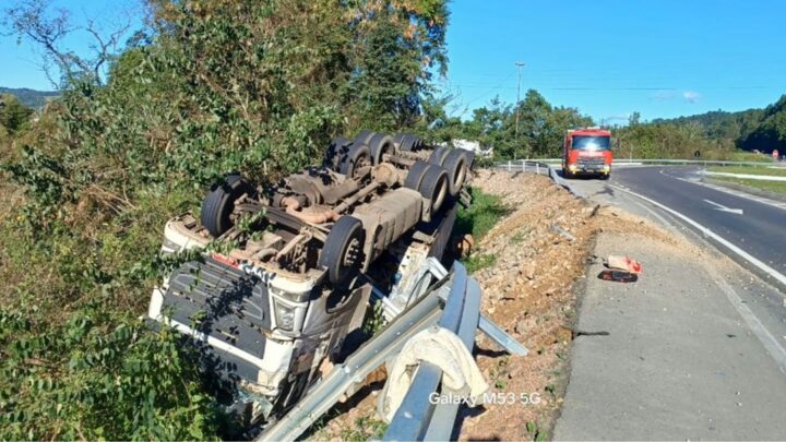 Caminhão tomba na BR-470 em Agronômica e motorista fica ferido