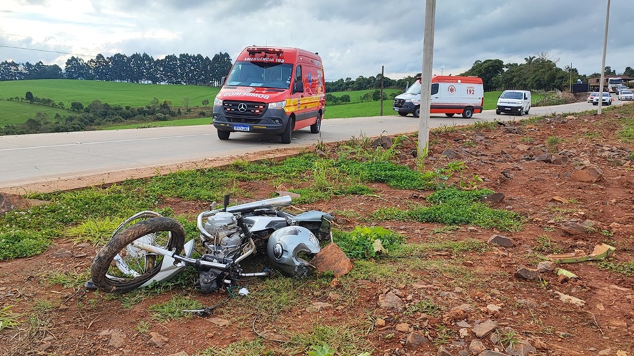 Motociclista perde controle em curva, invade canteiro central e cai na BR-163 Motociclista perde controle em curva, invade canteiro central e cai na BR-163