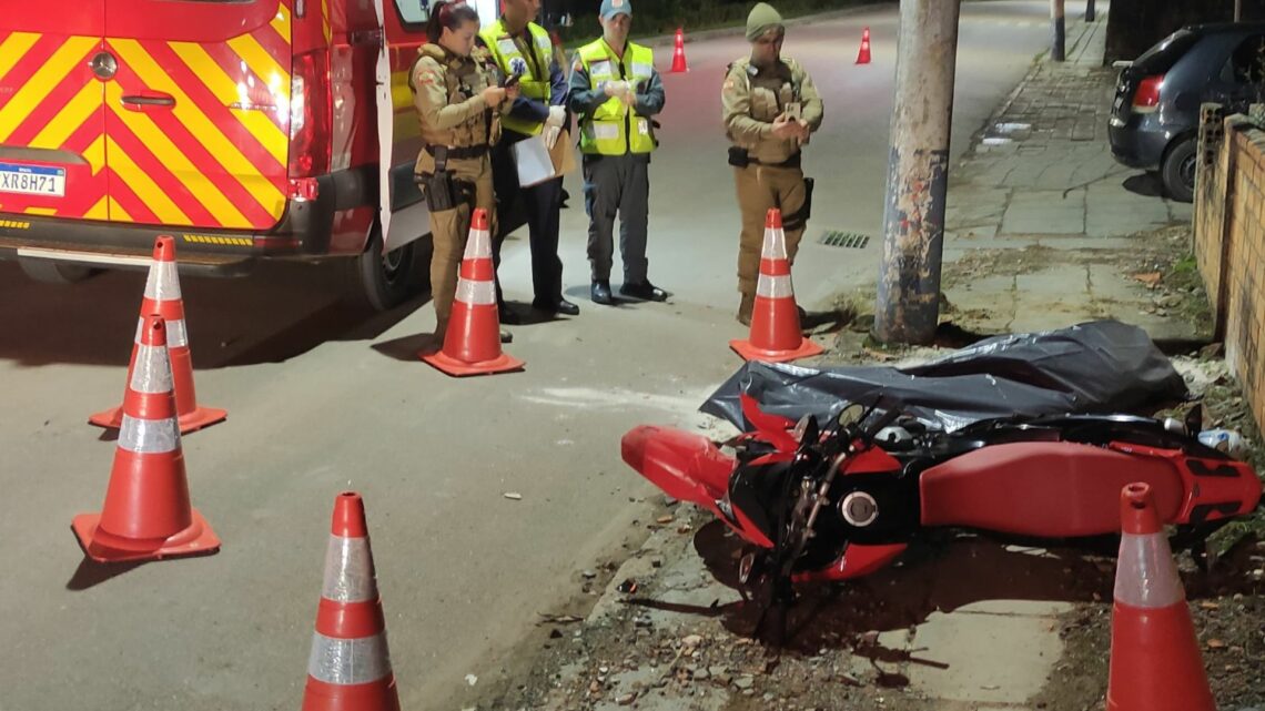 Colisão contra poste mata motociclista durante a madrugada em SC Colisão contra poste mata motociclista durante a madrugada em SC