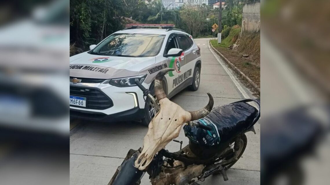 Motoqueiro fantasma? Polícia aborda moto bizarra em SC; veja Motoqueiro fantasma? Polícia aborda moto bizarra em SC; veja