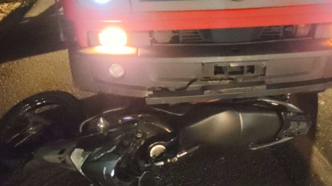 Motociclistas morrem ao serem atingidos por caminhão na BR-282 Motociclistas morrem ao serem atingidos por caminhão na BR-282