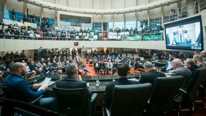 Universidade Gratuita possui 832 milionários matriculados; veja outras irregularidades