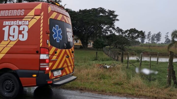 Homem morto é encontrado ‘pendurado’ em cerca de arame em SC