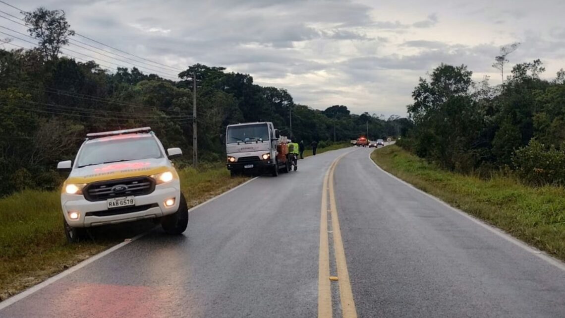 Ciclista de 22 anos morre após ser atingido por caminhão na SC-415 Ciclista de 22 anos morre após ser atingido por caminhão na SC-415