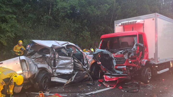 Pai e filho morrem após colisão entre carro e caminhão na BR-282