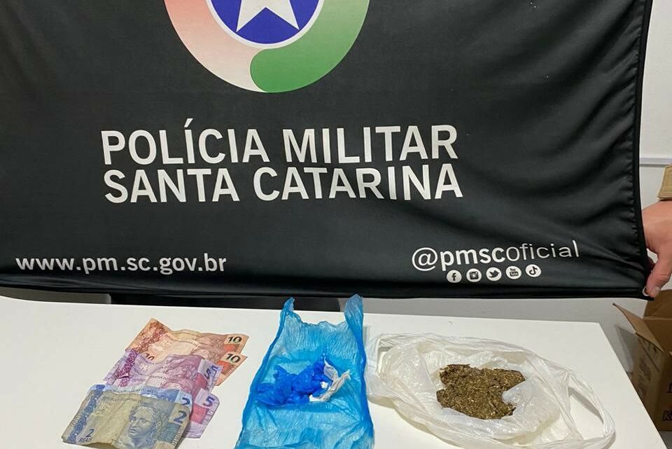 Homem é preso por tráfico de drogas após tentar fugir da polícia em Chapecó Homem é preso por tráfico de drogas após tentar fugir da polícia em Chapecó