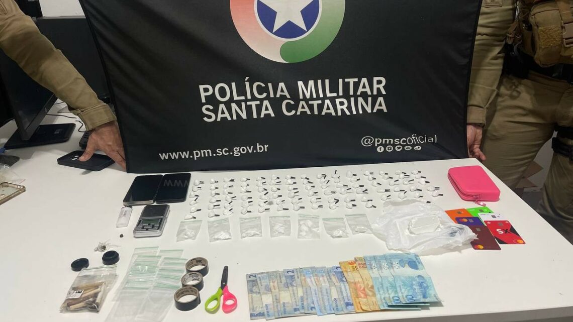 Polícia Militar apreende drogas e prende suspeitos por tráfico e receptação em Chapecó Polícia Militar apreende drogas e prende suspeitos por tráfico e receptação em Chapecó