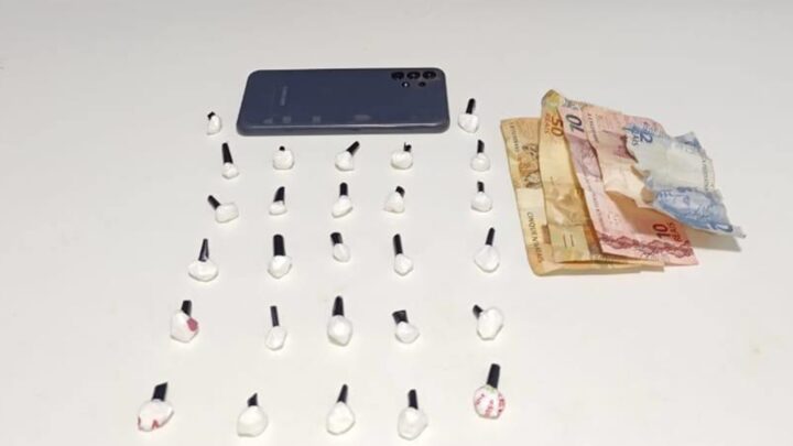 Jovem é preso com 27 porções de cocaína durante entrega de drogas em Chapecó