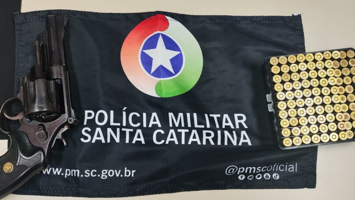Homem é preso com arma de fogo de uso restrito e munições em Quilombo Homem é preso com arma de fogo de uso restrito e munições em Quilombo