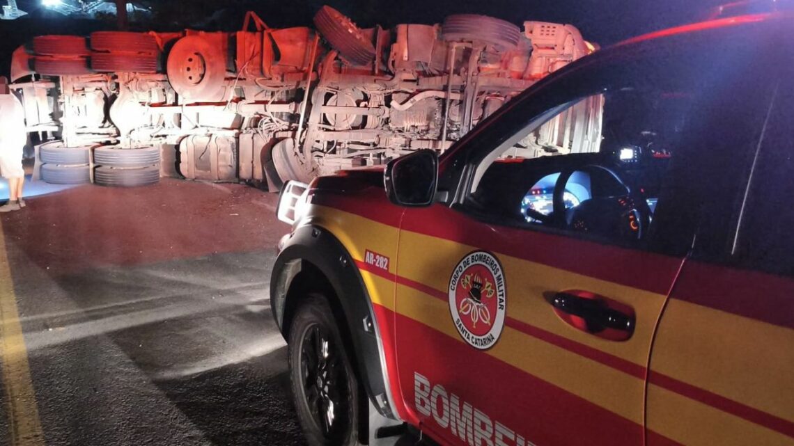 Tombamento de carreta na BR-470 interrompe parcialmente o trânsito em Curitibanos Tombamento de carreta na BR-470 interrompe parcialmente o trânsito em Curitibanos