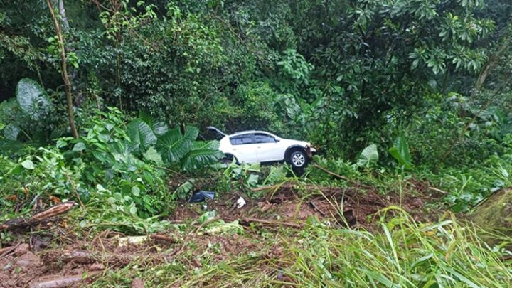Mãe e filha saem ilesas após saída de pista em São João do Oeste