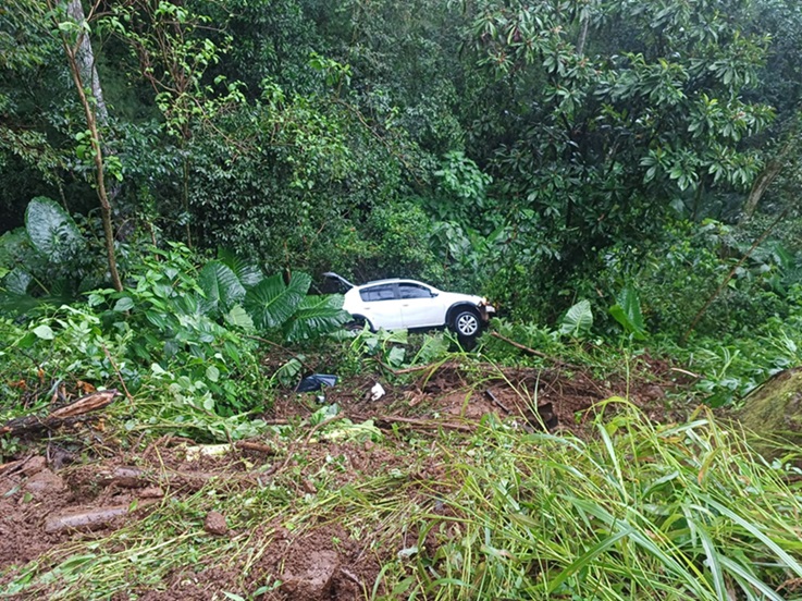 Mãe e filha saem ilesas após saída de pista em São João do Oeste Mãe e filha saem ilesas após saída de pista em São João do Oeste