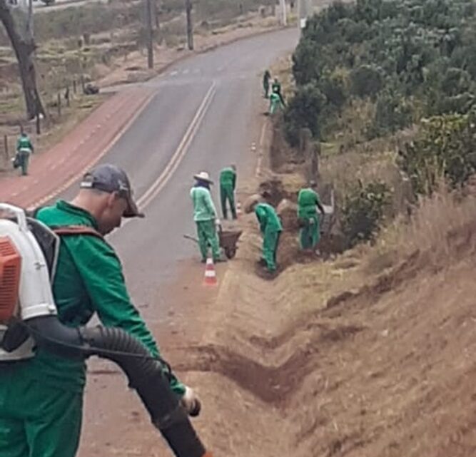 Detentos auxiliam na limpeza do acesso a Faxinal dos Rosas em Chapecó Detentos auxiliam na limpeza do acesso a Faxinal dos Rosas em Chapecó