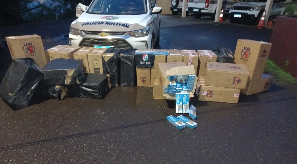 Motorista foge após bater veículo carregado com mais de 20 mil maços de cigarros Motorista foge após bater veículo carregado com mais de 20 mil maços de cigarros