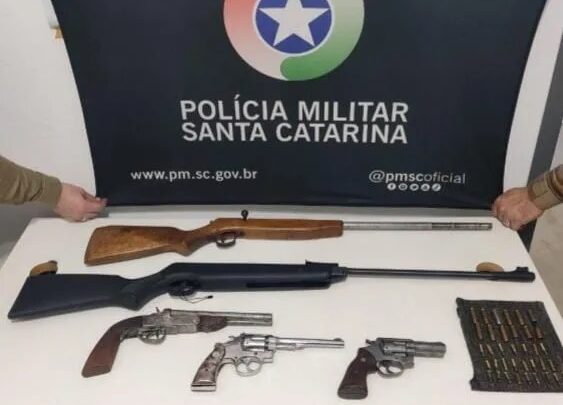 Homem é preso com arsenal de armas em Chapecó após denúncia