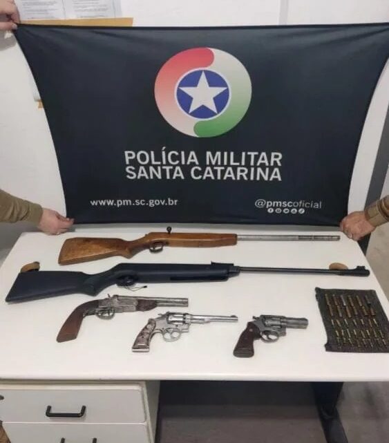 Homem é preso com arsenal de armas em Chapecó após denúncia