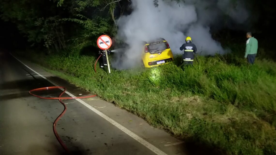 Fiat Uno pega fogo após colisão na SC-157 em Quilombo Fiat Uno pega fogo após colisão na SC-157 em Quilombo