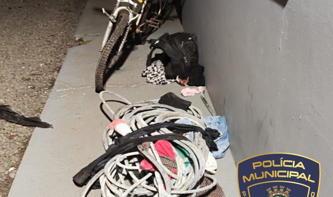 Homem é preso portando aproximadamente 30 kilos de fiação de cobre em Chapecó Homem é preso portando aproximadamente 30 kilos de fiação de cobre em Chapecó