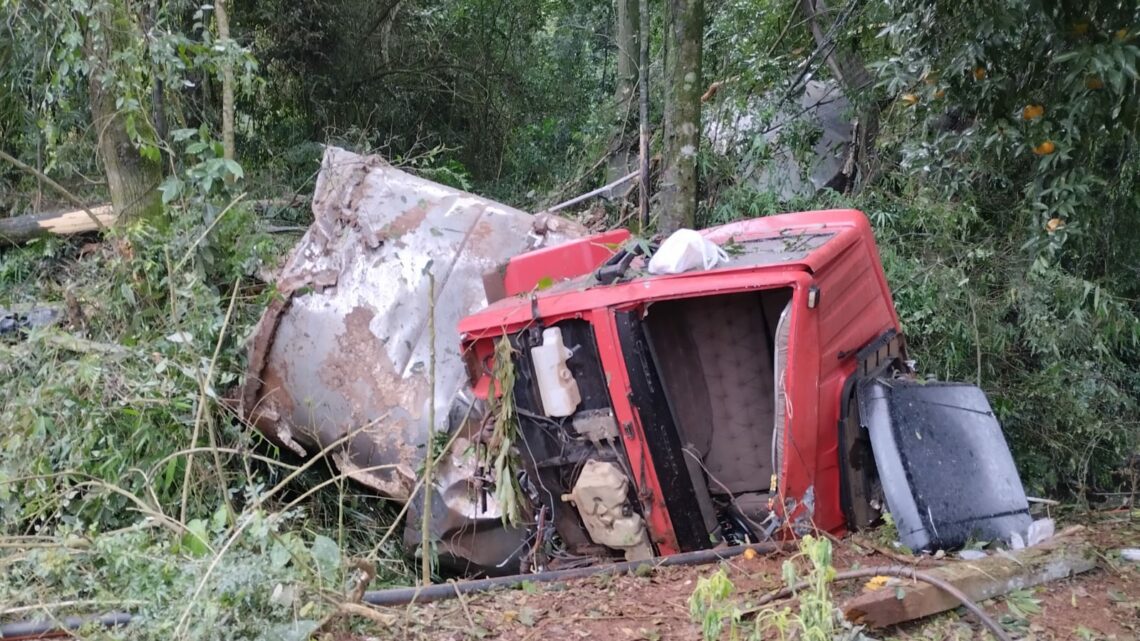 Motorista morre em acidente com caminhão na SC-155 em Seara Motorista morre em acidente com caminhão na SC-155 em Seara