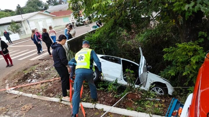 Veículo sai da pista e quase cai no rio Capivara em Mondaí