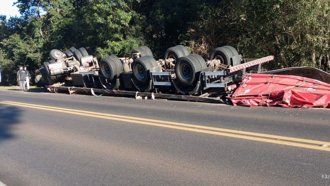Motorista sai ileso de capotamento de carreta na BR-282 Motorista sai ileso de capotamento de carreta na BR-282