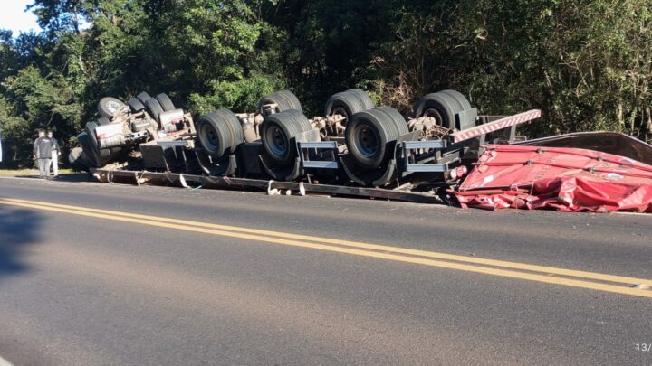 Motorista sai ileso de capotamento de carreta na BR-282