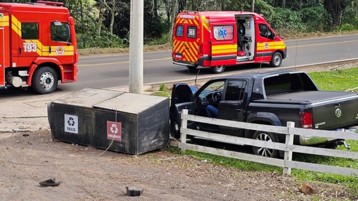 Motorista escapa ileso de acidente com poste e rede energizada em Itapiranga
