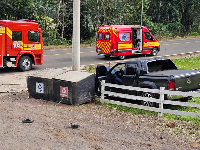 Motorista escapa ileso de acidente com poste e rede energizada em Itapiranga Motorista escapa ileso de acidente com poste e rede energizada em Itapiranga