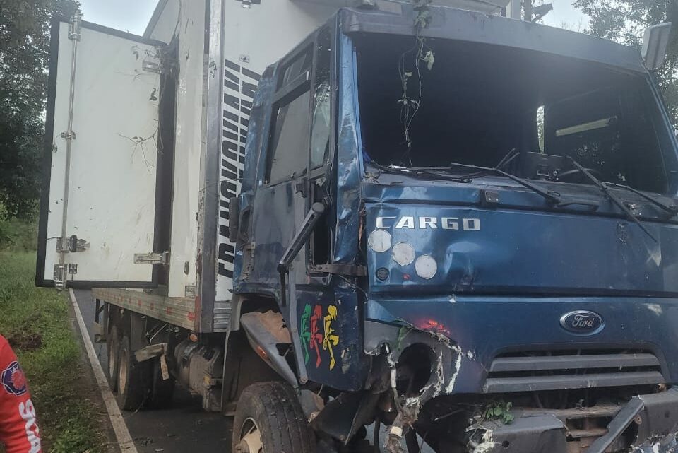 Caminhão carregado com frutas capota após falha nos freios em Planalto Alegre Caminhão carregado com frutas capota após falha nos freios em Planalto Alegre