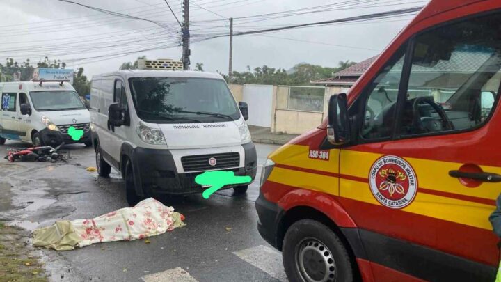 Mulher morre após colisão entre ciclomotor e van em SC