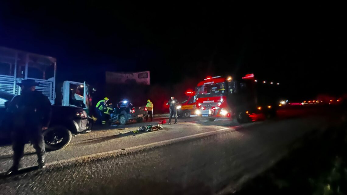 Idoso morre em colisão frontal entre carro e caminhão em SC Idoso morre em colisão frontal entre carro e caminhão em SC