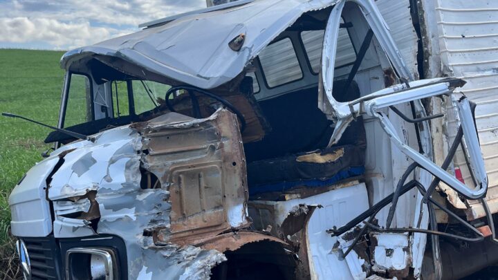 Colisão entre caminhões deixa um ferido em Cunha Porã