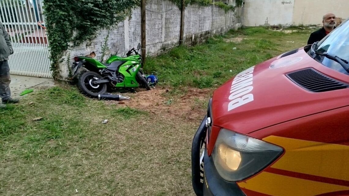 Jovem morre após colidir motocicleta contra muro em SC Jovem morre após colidir motocicleta contra muro em SC