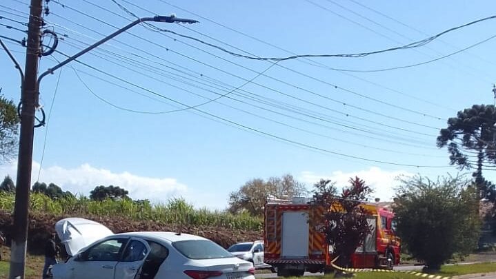 Idosa fica ferida após colisão de carro contra poste em São Miguel do Oeste