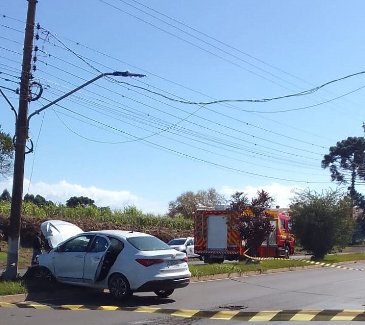 Idosa fica ferida após colisão de carro contra poste em São Miguel do Oeste Idosa fica ferida após colisão de carro contra poste em São Miguel do Oeste
