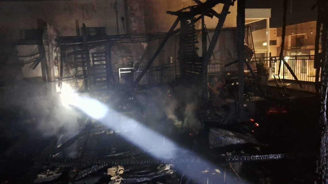 Incêndio de grandes proporções atinge danceteria no Oeste de SC Incêndio de grandes proporções atinge danceteria no Oeste de SC
