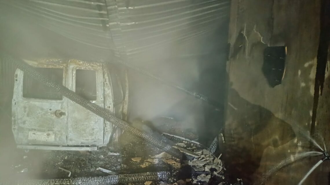 Incêndio destrói garagem com carro e motocicleta em SC Incêndio destrói garagem com carro e motocicleta em SC